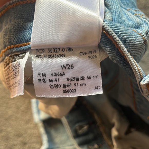 Levi 501 Jean shorts acid wash W26 - Picture 3 of 4
